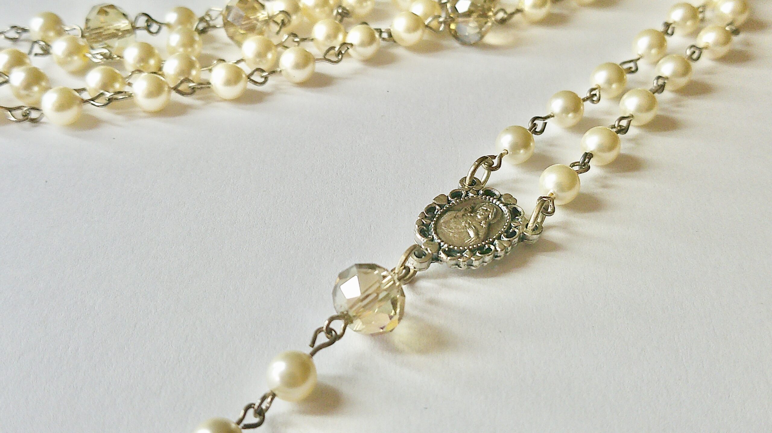 Italian Swarovski Pearl Sacred Heart of Jesus Rosary - Image 3