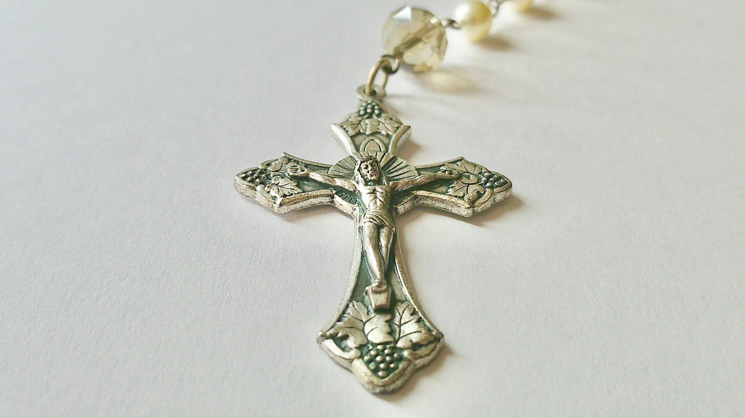 Italian Swarovski Pearl Sacred Heart of Jesus Rosary - Image 2